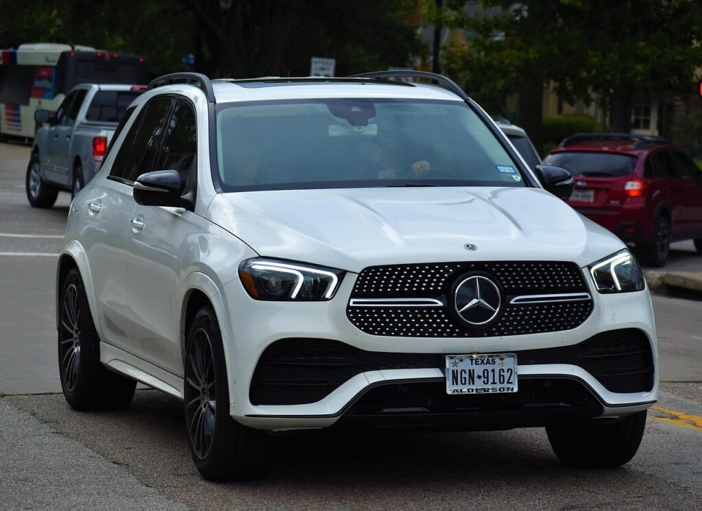 car, family car, road, mercedes glc, suv, 4 wheel drive, driving, luxury vehicle, traffic, trip, travel, driver, auto, technology, windshield, car wallpapers, lifestyle, middle class, upper class, pedestrian